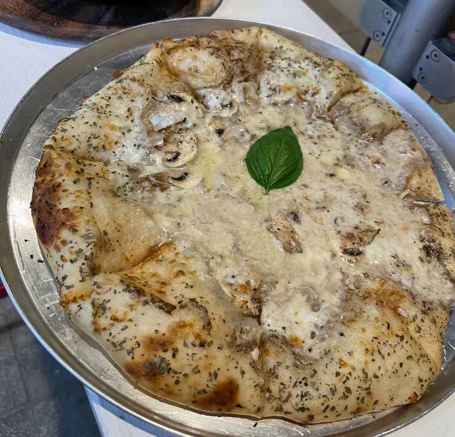 ספיישל ביאנקה עם פטריות ובזיליקום