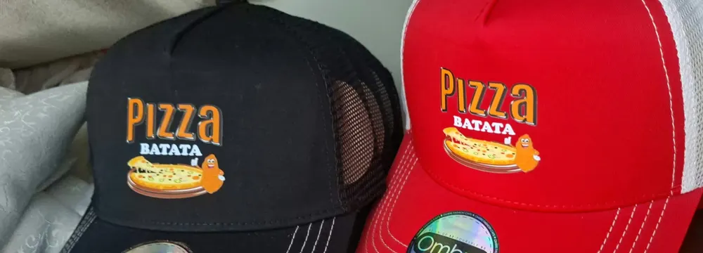 כובעי מצחייה שחור ואדום עם הלוגו של פיצה בטטה