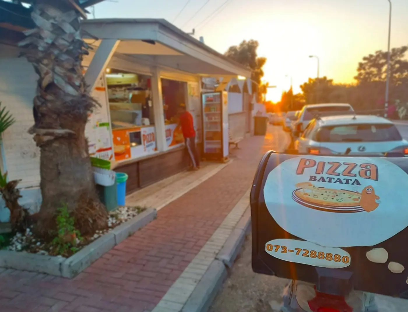 הקיוסק של פיצה בטטה בנופך בשקיעה